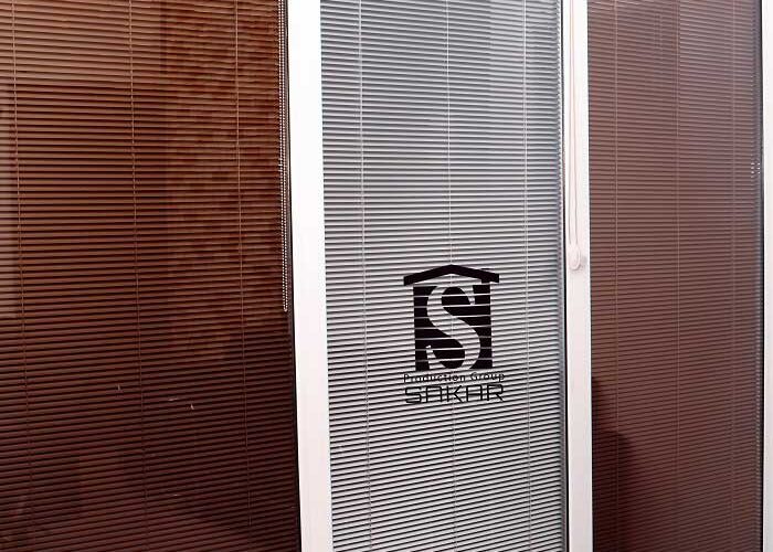 پرده-کرکره-داخل-شیشه-در-قم