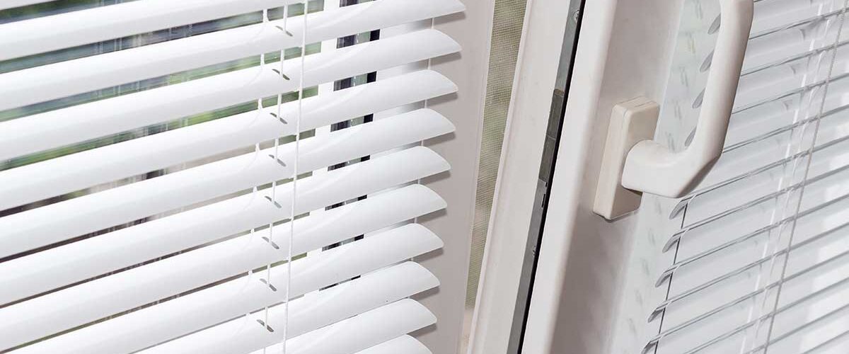 قیمت شیشه دوجداره کرکره دار