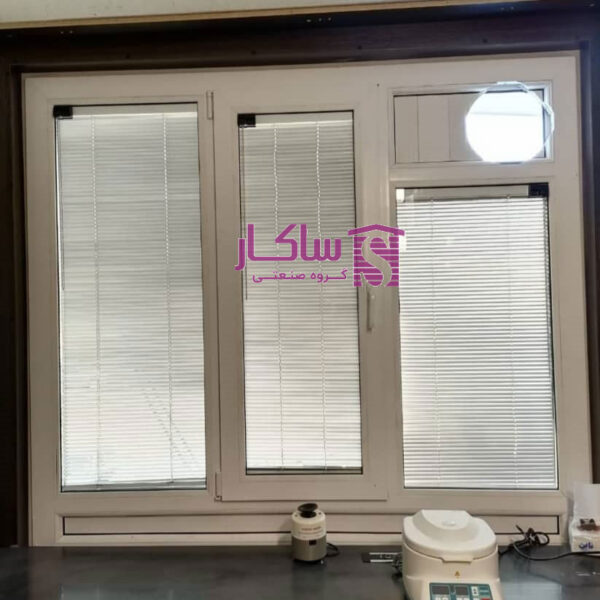 پرده کرکره داخل شیشه آزمایشگاه بیمارستان