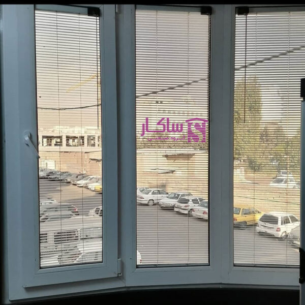 پرده کرکره داخل شیشه آزمایشگاه بیمارستان